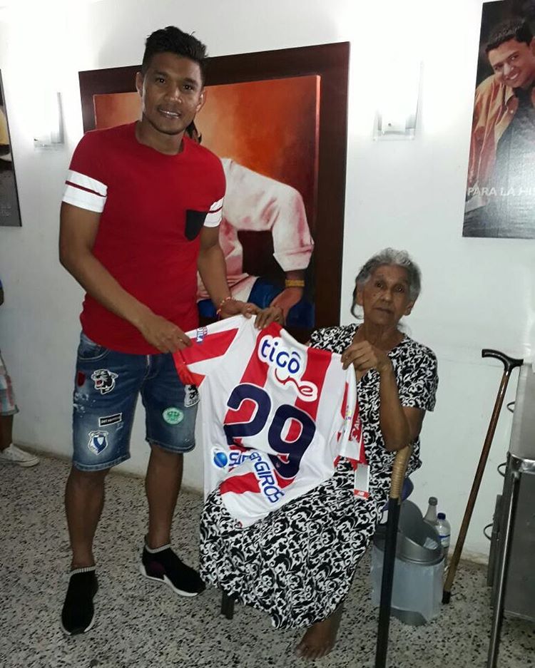 Teófilo Gutiérrez le entrega la camiseta a 'Mama Vila'. 