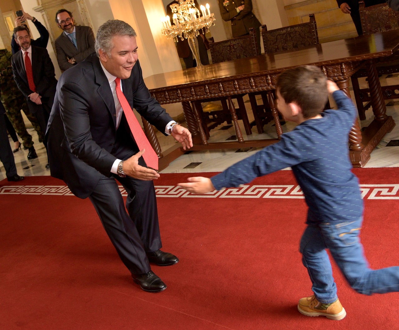 El niño llega y saluda al Presidente en la Casa de Nariño.