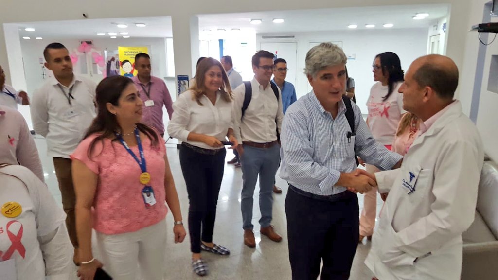 El ministro de Salud, Juan Pablo Uribe recorriendo la red hospitalaria de Barranquilla. 