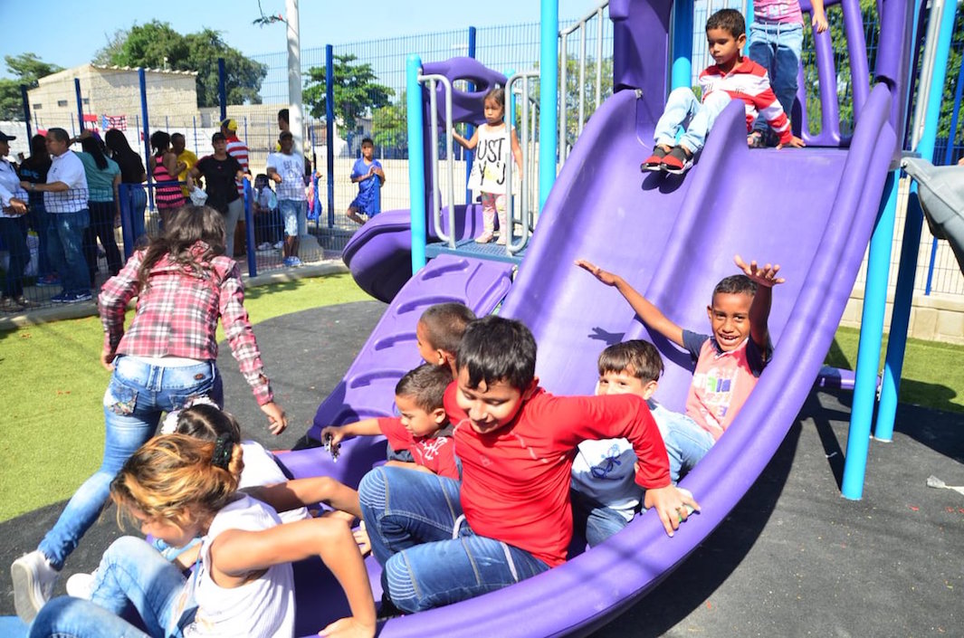 Niños disfrutando de los juegos en el parque Villa Estadio.