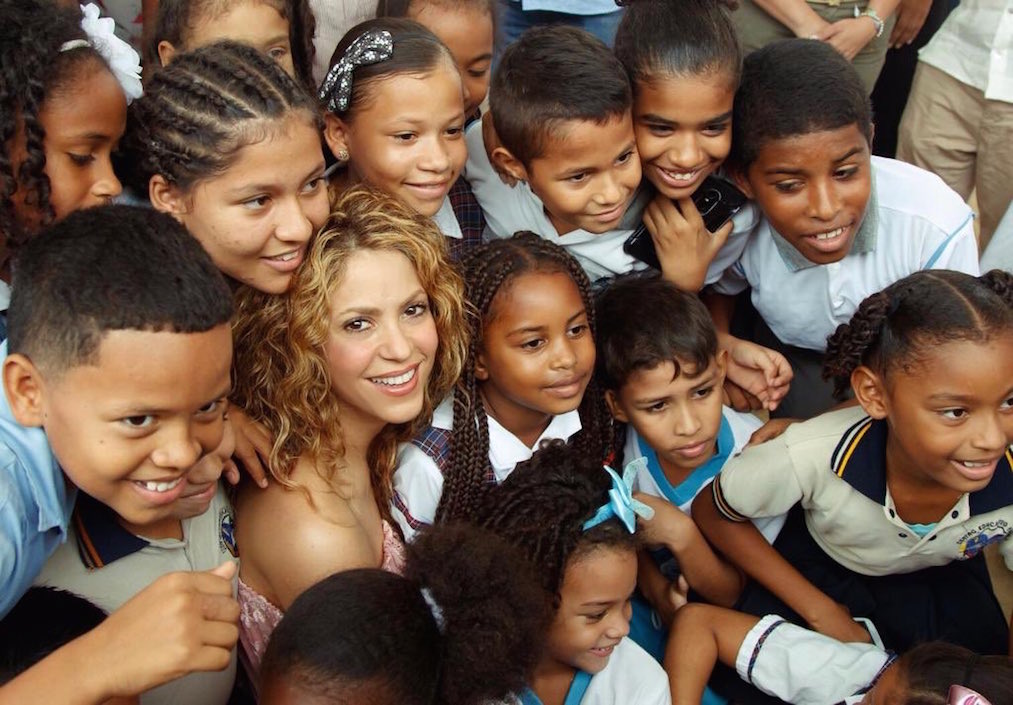 Shakira rodeada de niños durante su gira por Colombia.