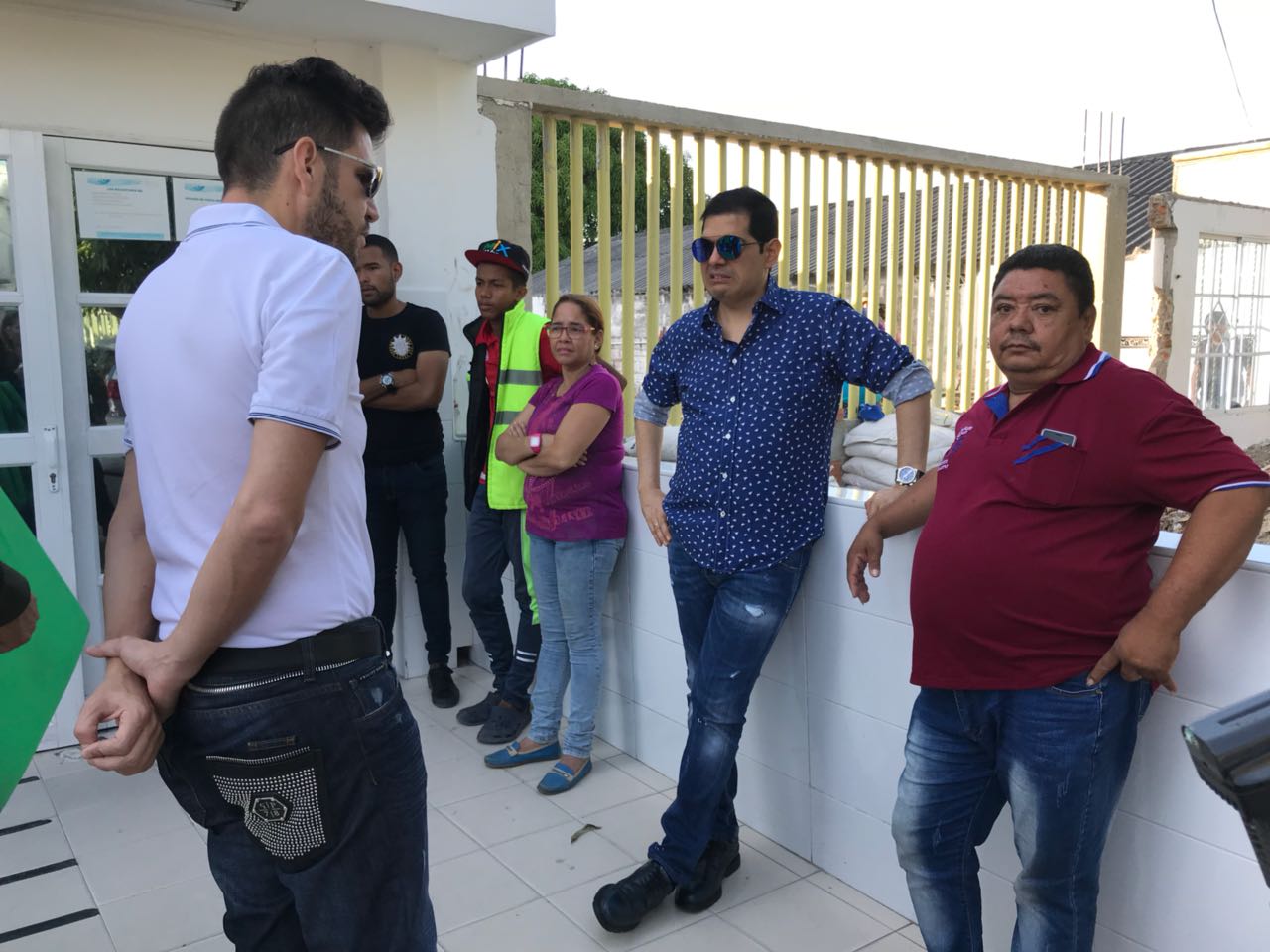 Juancho de la Espriella hablan con padre del patrullero Willy Savier Rhenals Martinez, a quien el amputaron una pierna.
