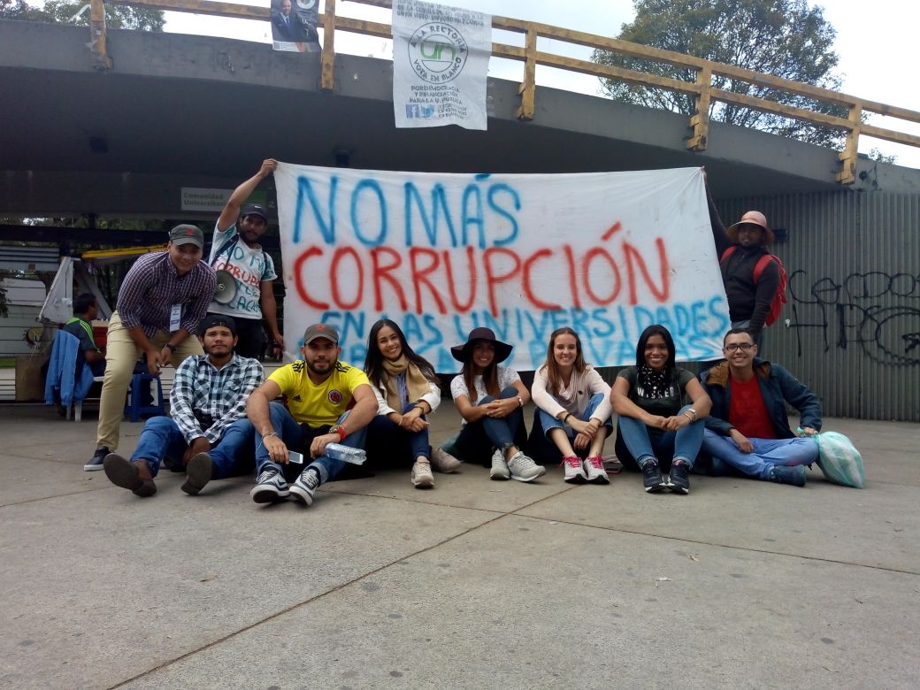 Estudiantes de la Uniautónoma que viajaron en bus los recibieron con alegría en Bogotá.
