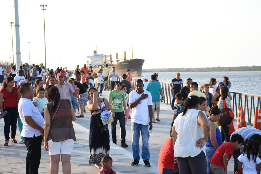 Numeroso público asistente al Gran Malecón del Río el Domingo Santo.