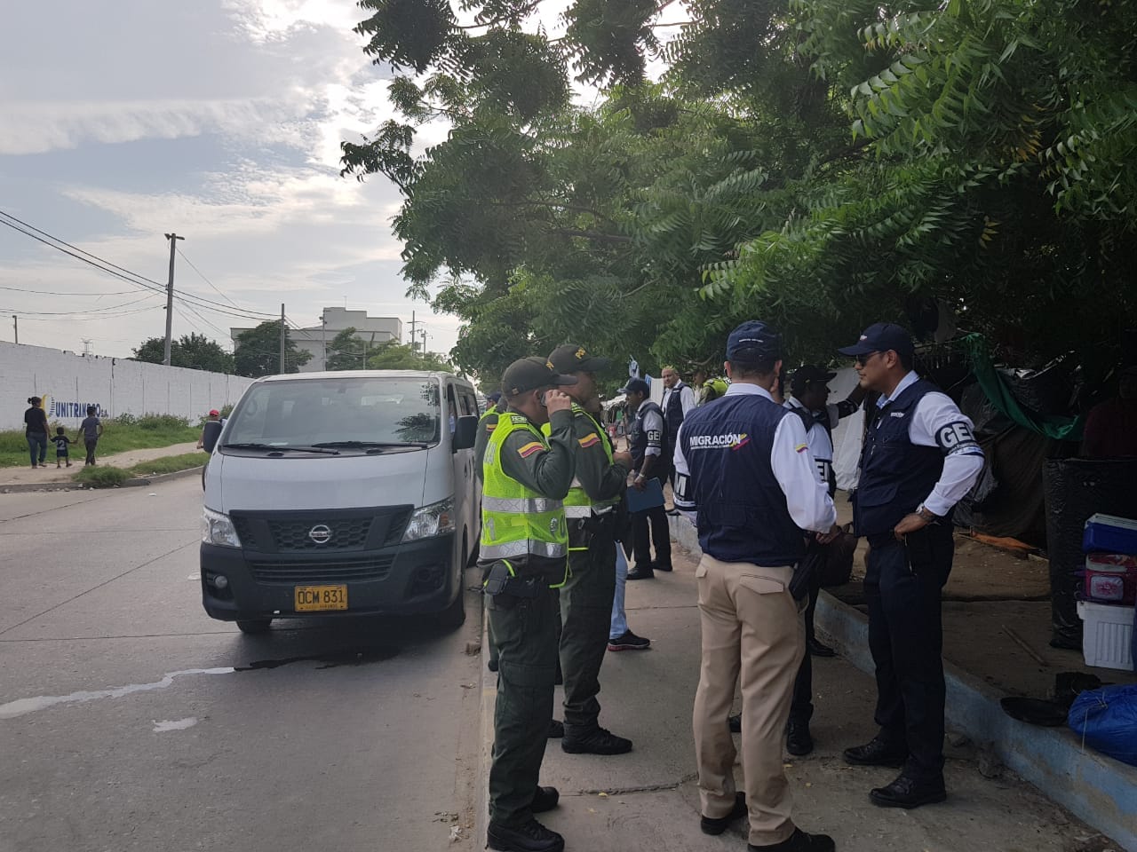Funcionarios de Migración Colombia junto a la Policía. 