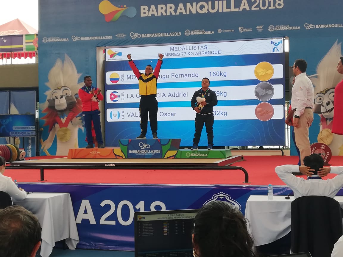 El colombiano Hugo Montes festejando su medalla de oro. 
