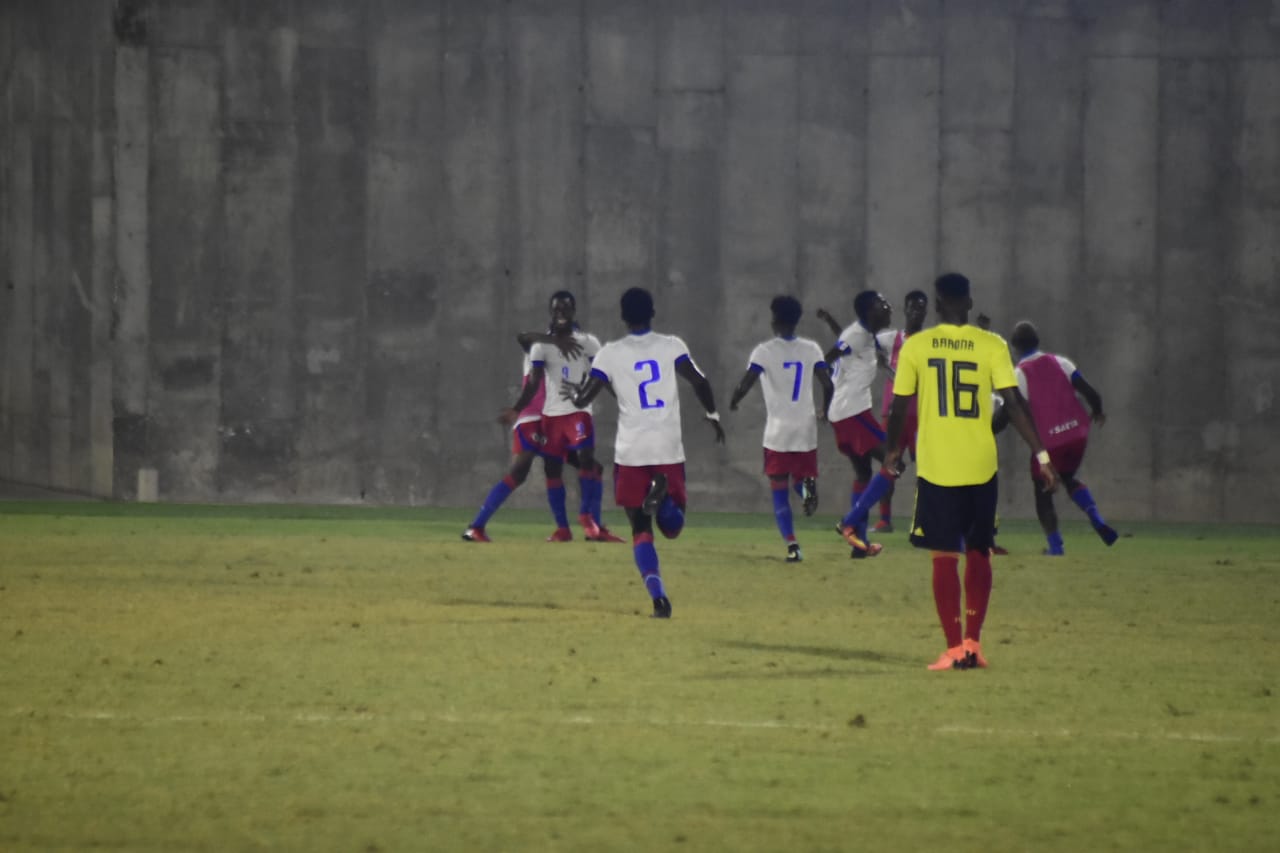 Jugadores haitianos festejan la apertura del marcador.