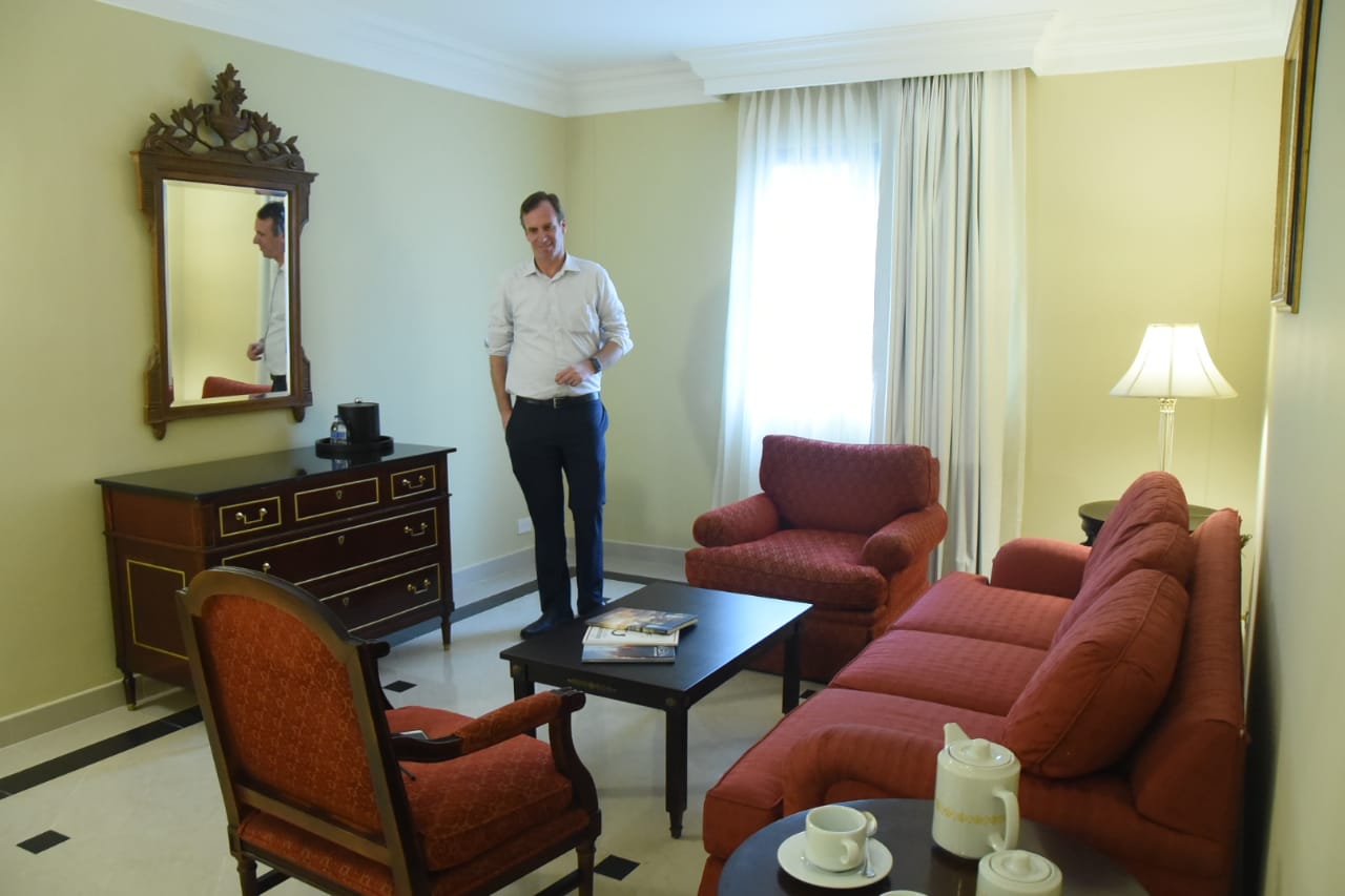 El gerente del Hotel El Prado, Rodrigo Spiniak, en una de las habitaciones de la nueva torre ejecutiva. 