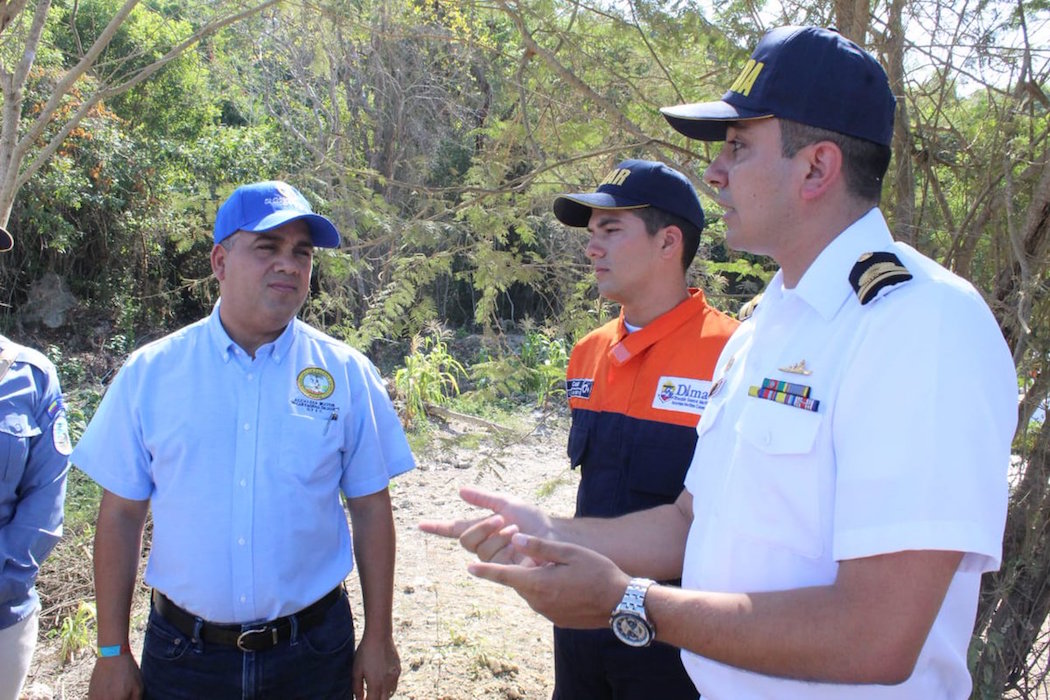 El Alcalde Pedrito Pereira inspeccionando los controles en las playas.