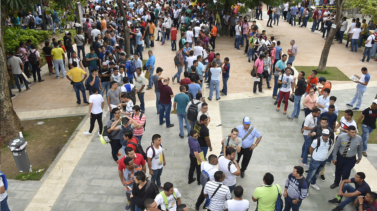 Vista panorámica de la enorme fila de jóvenes que asisten a "jornada de amnistía" de la Segunda Zona de Reclutamiento.