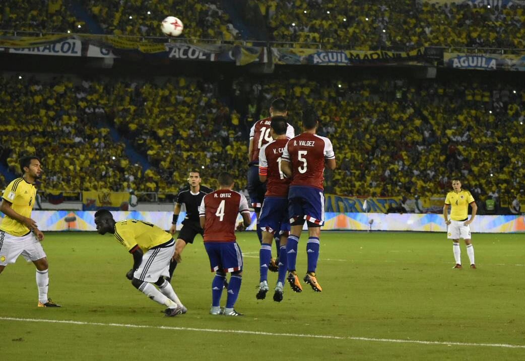 La defensa paraguaya rechaza un remate de tiro libre cobrado por los colombianos.