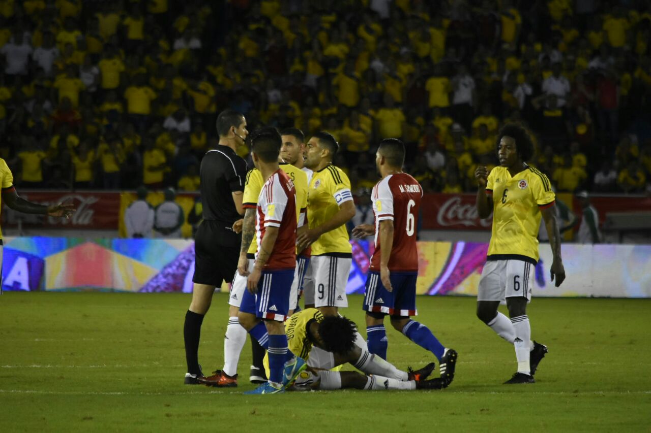 Los jugadores colombianos reclamando una fuerte falta contra Juan Guillermo Cuadrado.