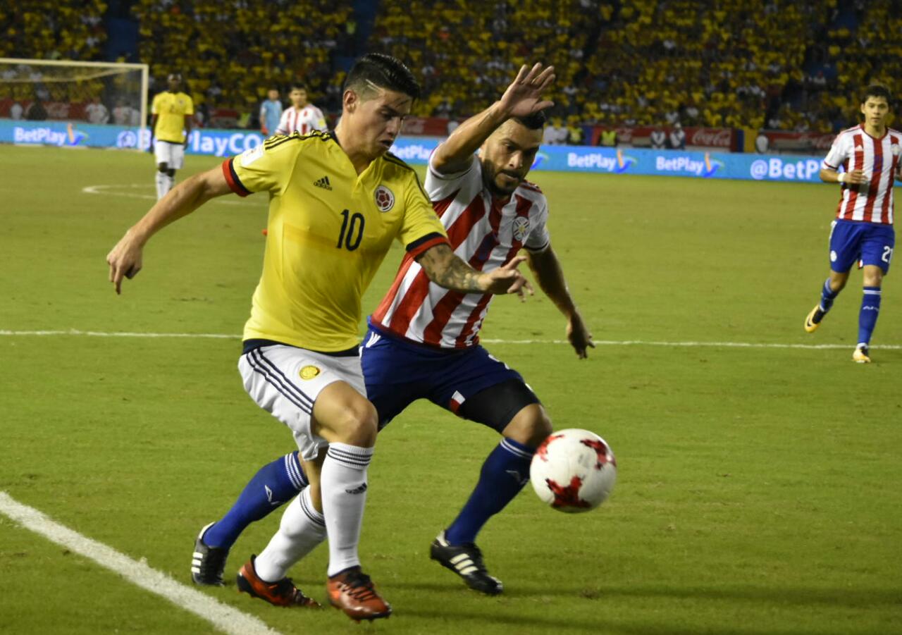 James Rodríguez disputa un balón cerca al área contraria.