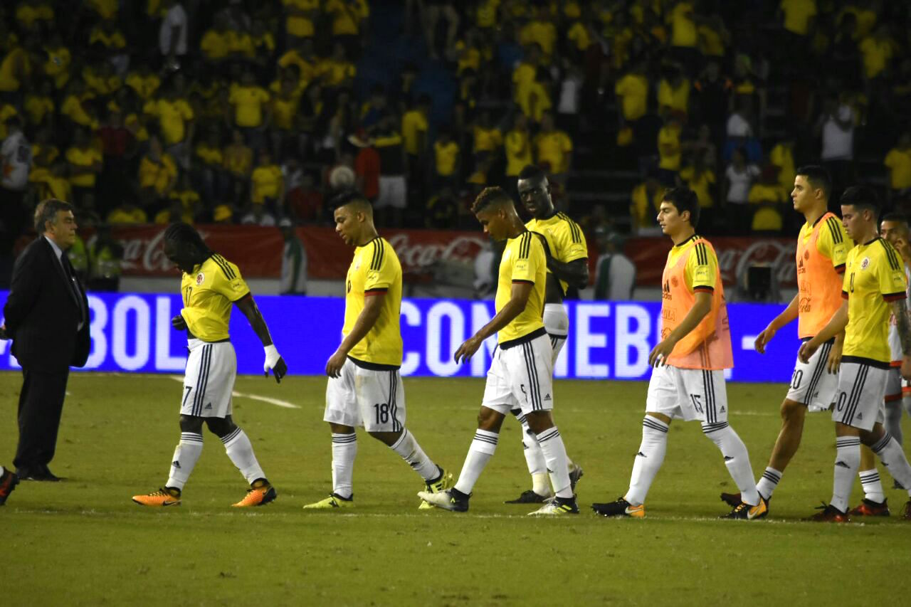 Las caras de la derrota en los jugadores colombianos.