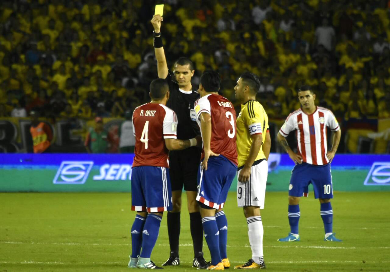 Tarjeta amarilla para Richard Ortiz del Paraguay.