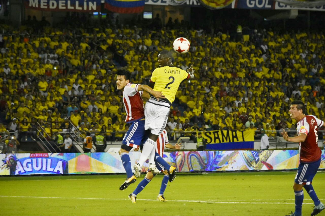 Cristian Zapata despejando un ataque de los paraguayos.