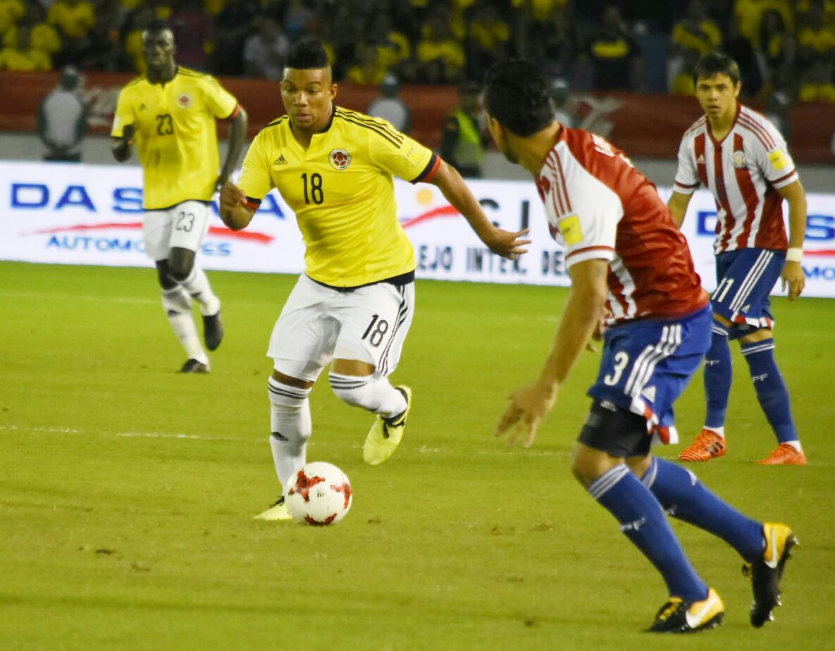 El lateral colombiano Frank Fabra, enfrentando la marca de Gustavo Gómez.
