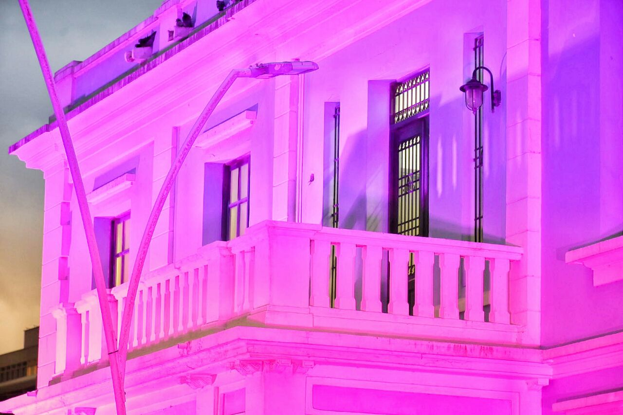 Balcón de la Intendencia fluvial iluminada en 'Modo Rosa'.