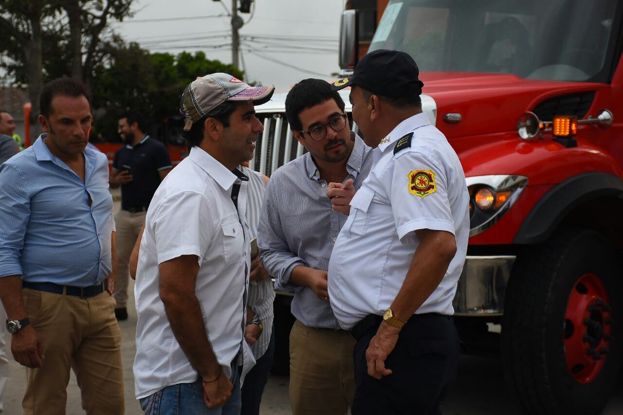 Alcalde hace entrega a Bomberos de Barranquilla de dos nuevas máquinas.