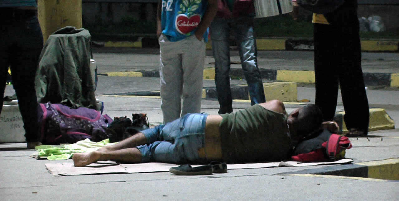 Más de 300 venezolanos duermen a la intemperie en la Terminal Metropolitana de Transportes.