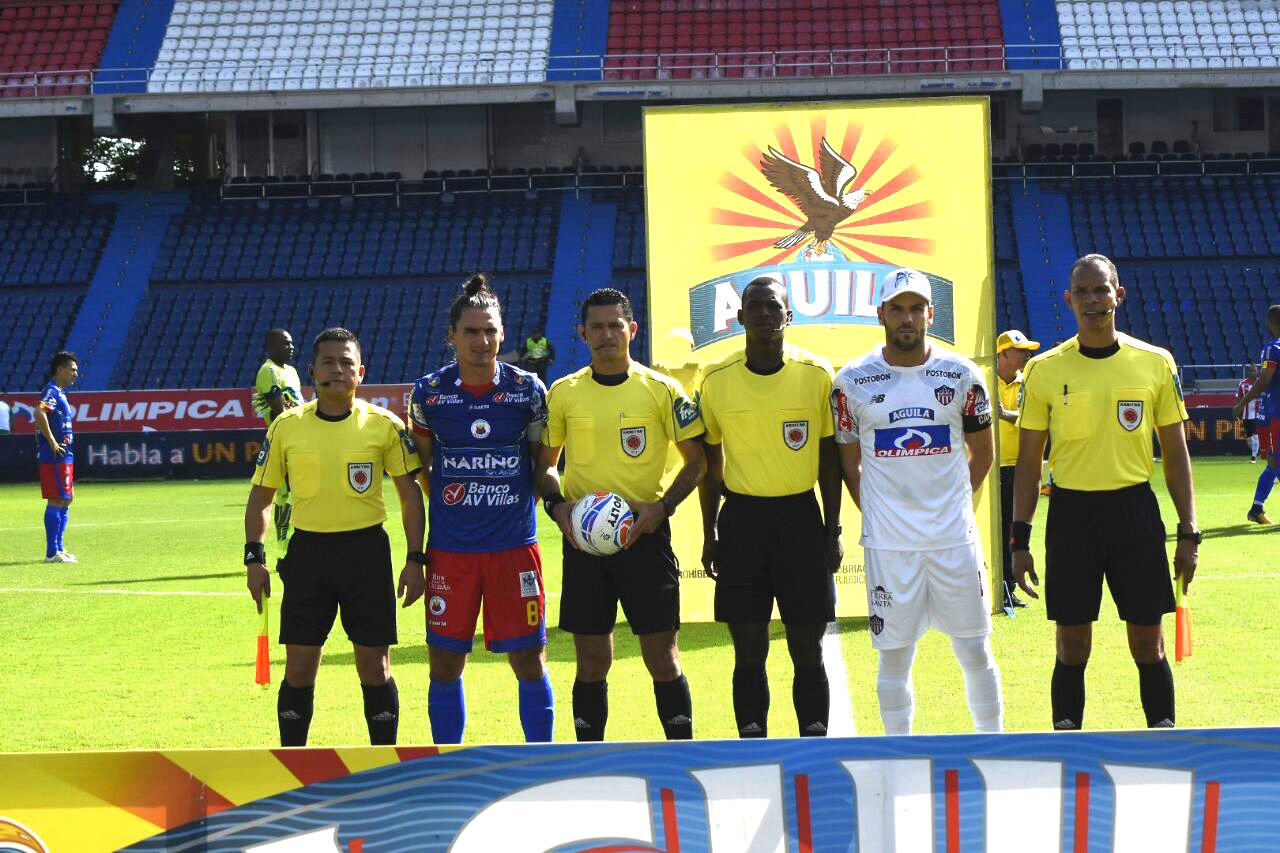 El "incapacitado" Carlos Giraldo, en la foto oficial de capitanes y árbitros.