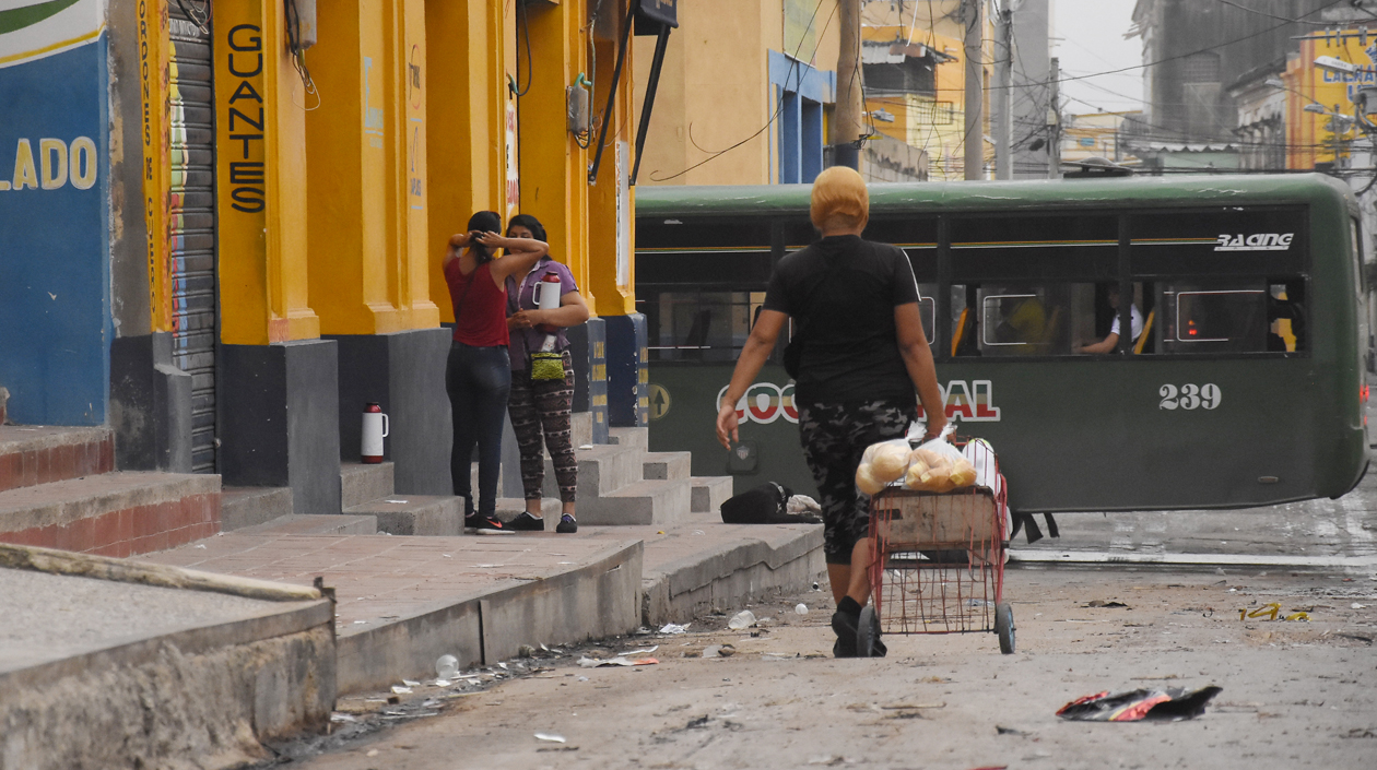 Mujer venezolana inicia su recorrido para vender tinto en Barranquilla.
