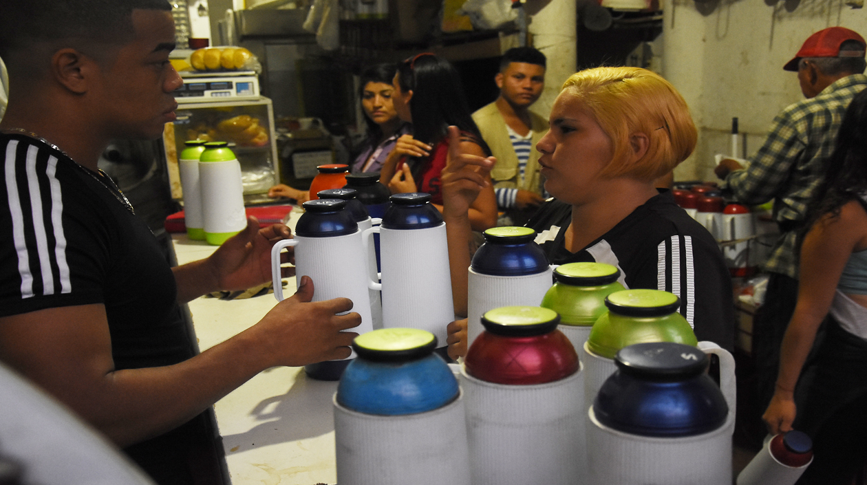 La espera de mujeres venezolanas en la cafetería La Tradición.