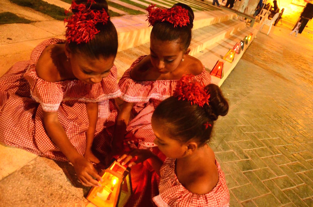 Las niñas soledeñas prendieron las velitas en la Plaza Central.