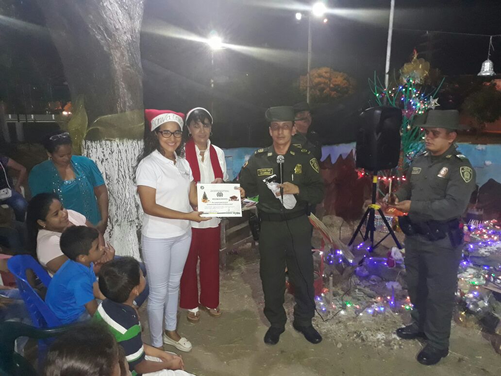 El comandante del Grupo de la Policía Ambiental y Ecológica, Intendente Ever González, entrega el premio a la comunidad de la Unión.