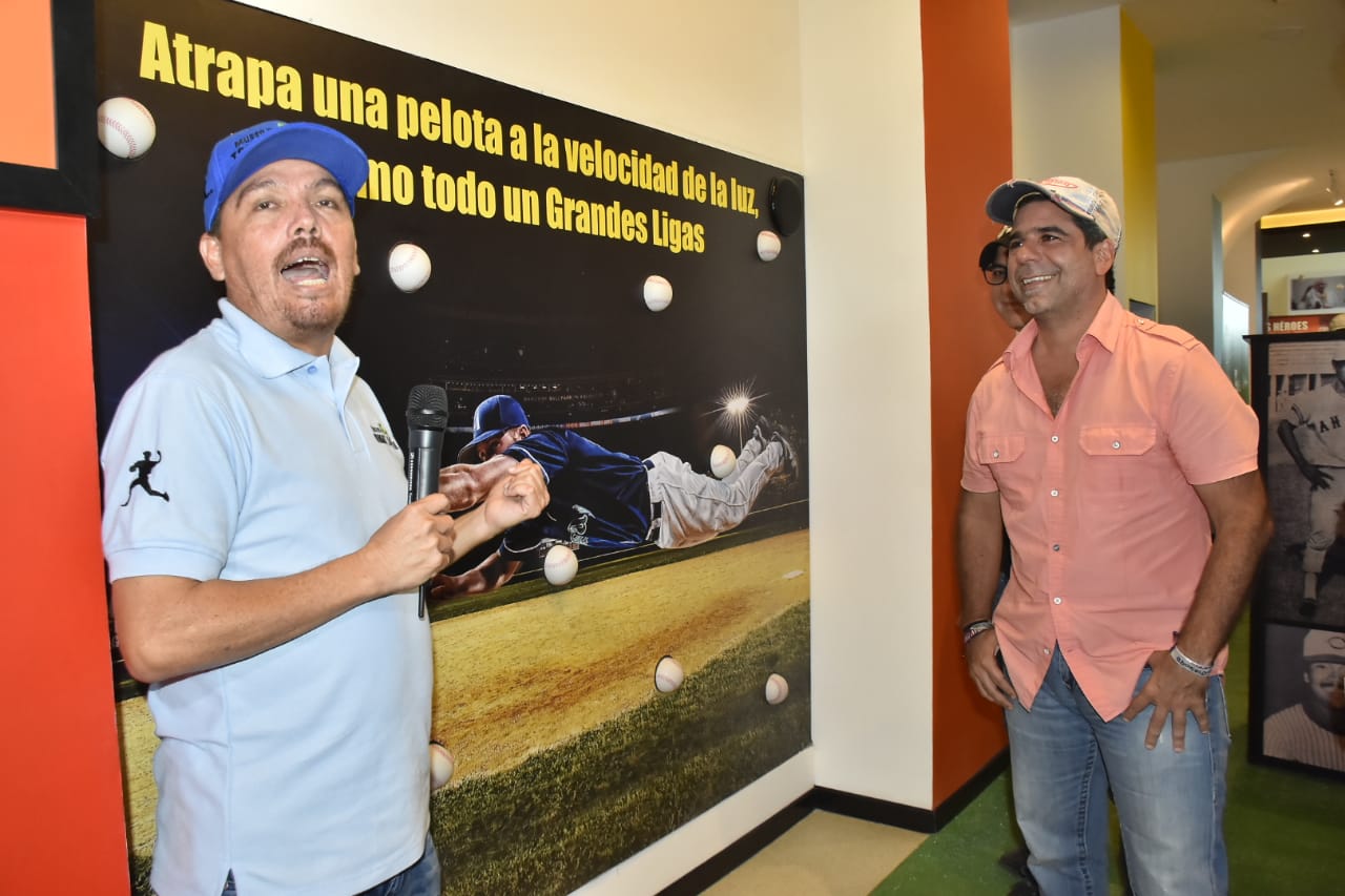 El historiador Édgar Oviedo y el Alcalde Alejandro Char un juego interactivo para los beisboleros dentro del museo. 