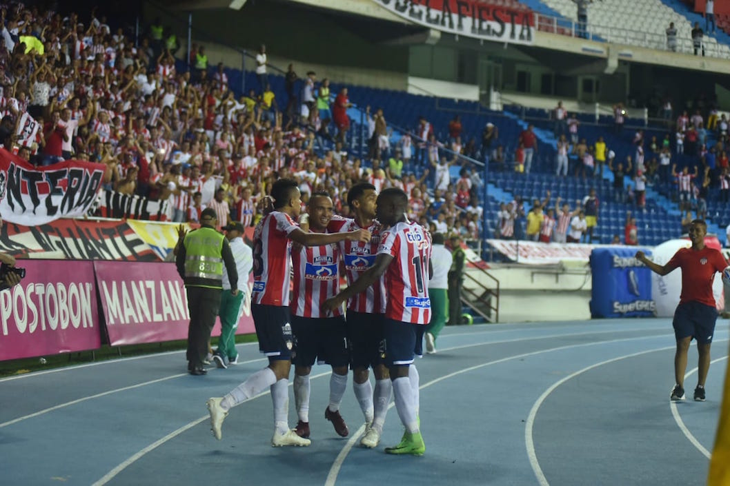 Teófilo Gutiérrez celebrando con sus compañeros el gol de la remontada.