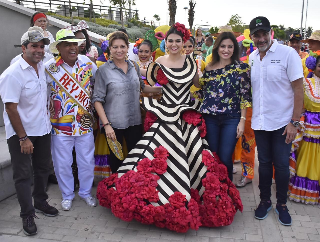 El Alcalde Char entregó el "Decreto Real" a la Reina del Carnaval Carolina Segebre.