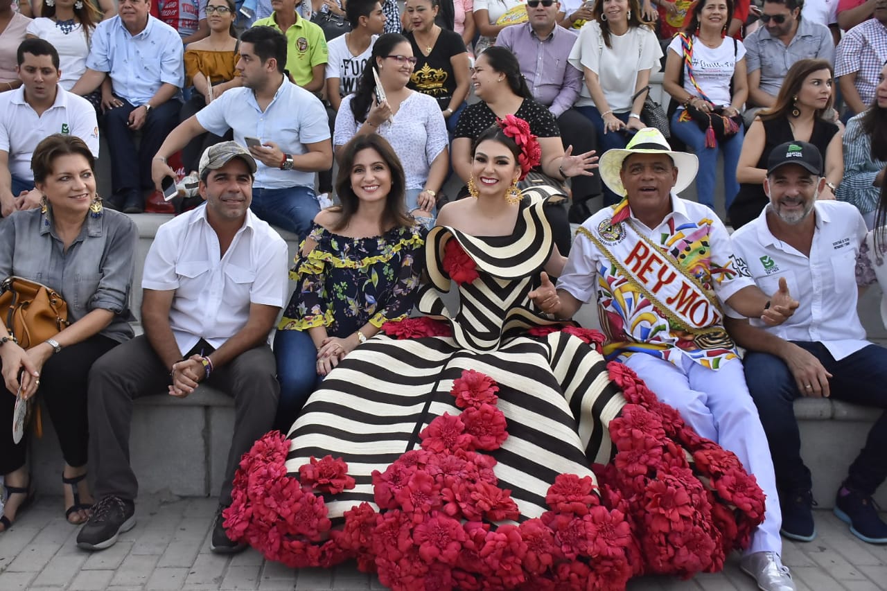 El Alcalde estuvo acompañado de su esposa Katia Nule. En la foto el Rey Momo y el Secretario de Cultura.
