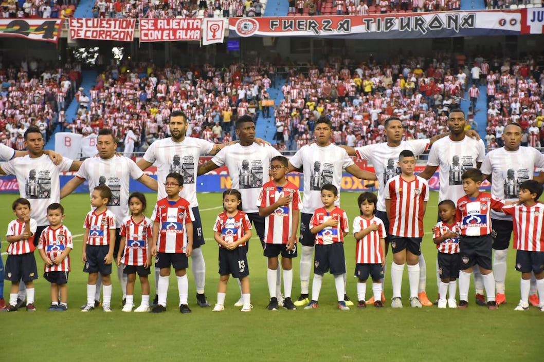 Jugadores del Junior saltaron a la cancha con una camiseta rindiendo homenaje póstumo al DT José Varacka.