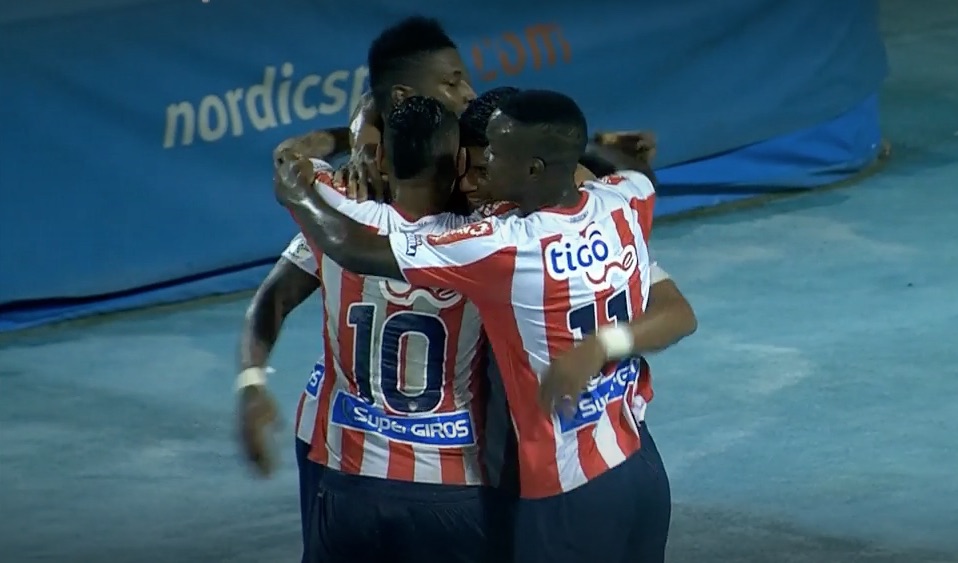 Jugadores junioristas celebrando el tercer gol, anotado por Yony González.