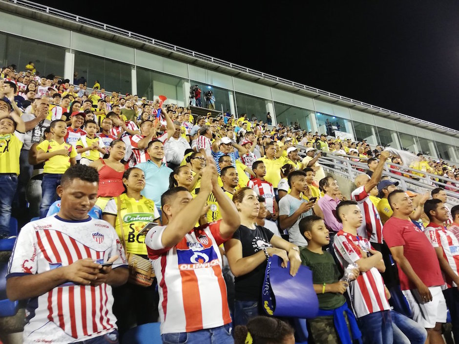 Aficionados junioristas y de Alianza compartiendo en armonía en el estadio "Daniel Villla Zapata" de Barrancamerja, como debe ser.