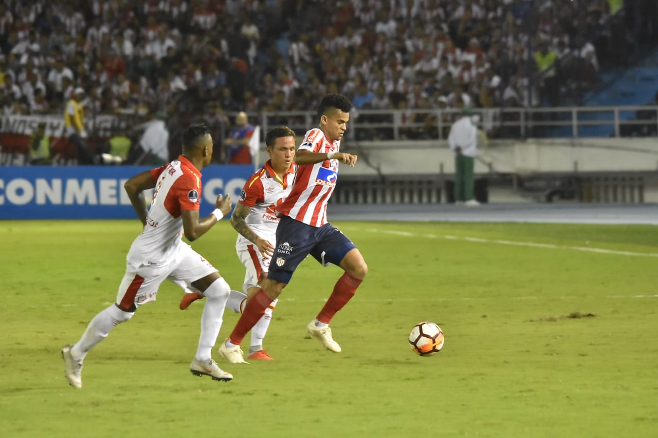 Luis Díaz controlando el balón ante el rival. 