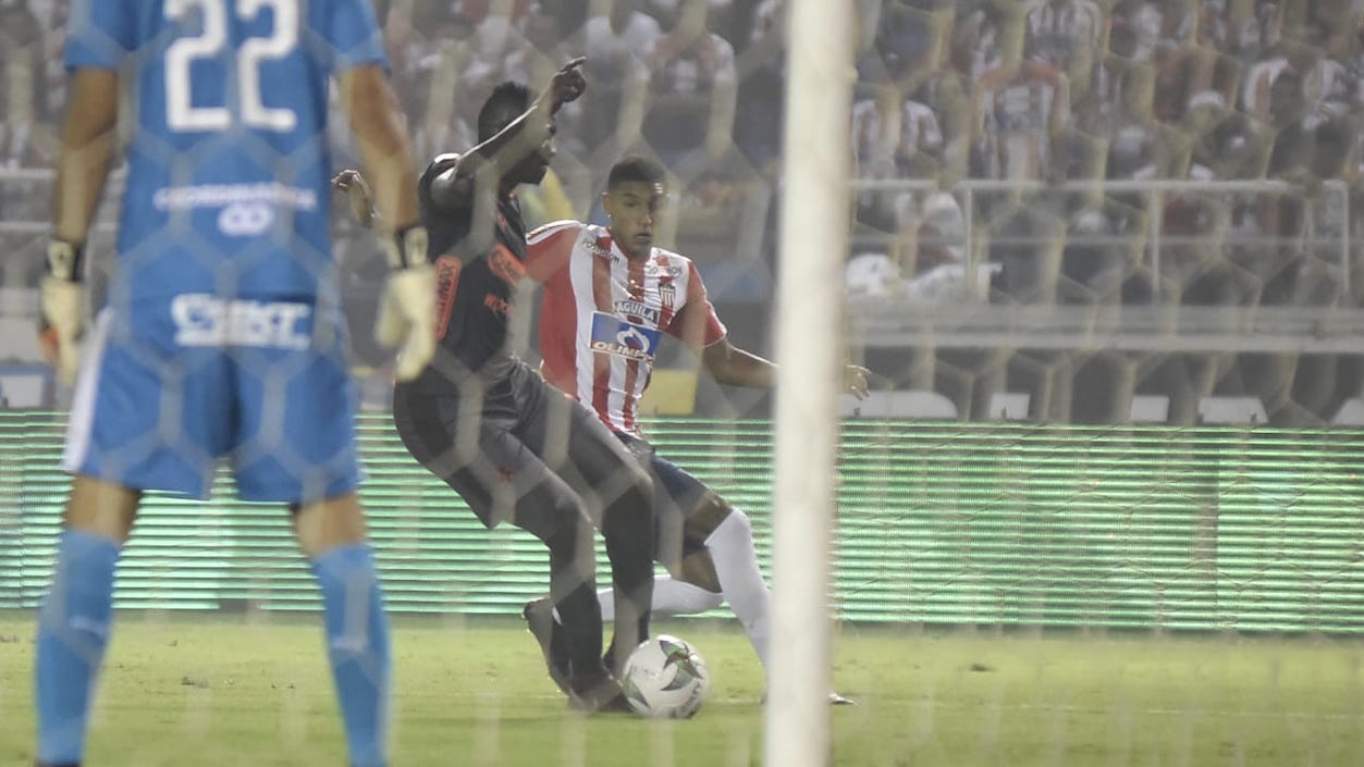 El lateral izquierdo Gabriel Fuentes proyectado al ataque.