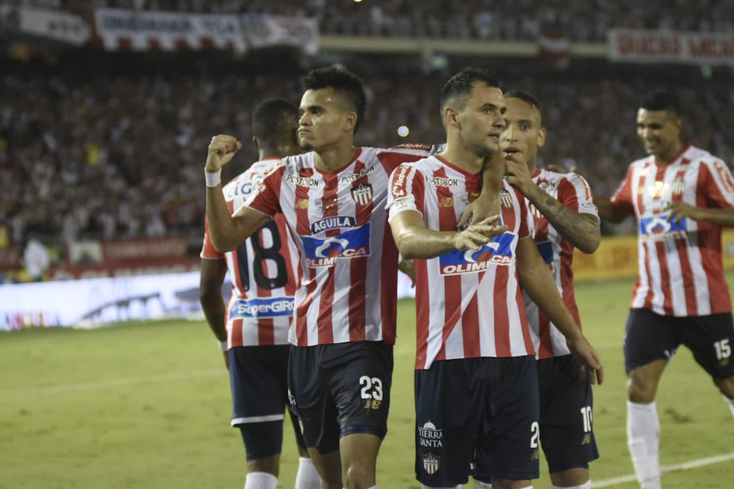 Marlon Piedrahita festeja con sus compañeros el 4-1.