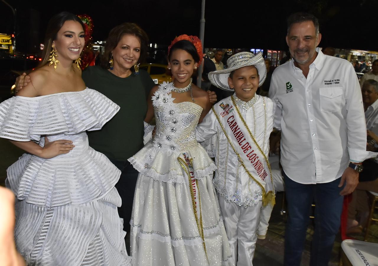La Reina del Carnaval, Carla Celia, los Reyes Infantiles y Juan José Jaramillo, Secretario de Cultura.