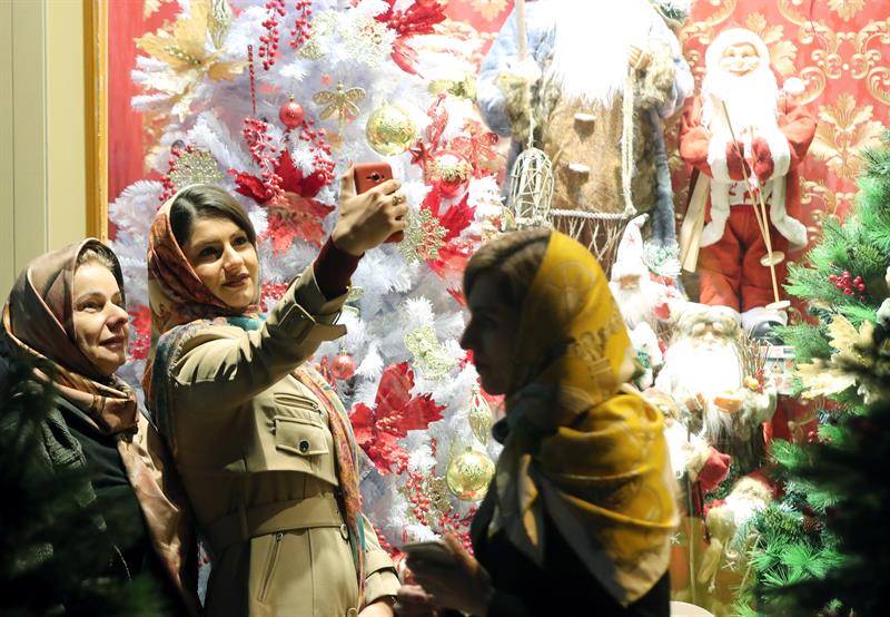 Decoración navideña se toma las calles de Irán.