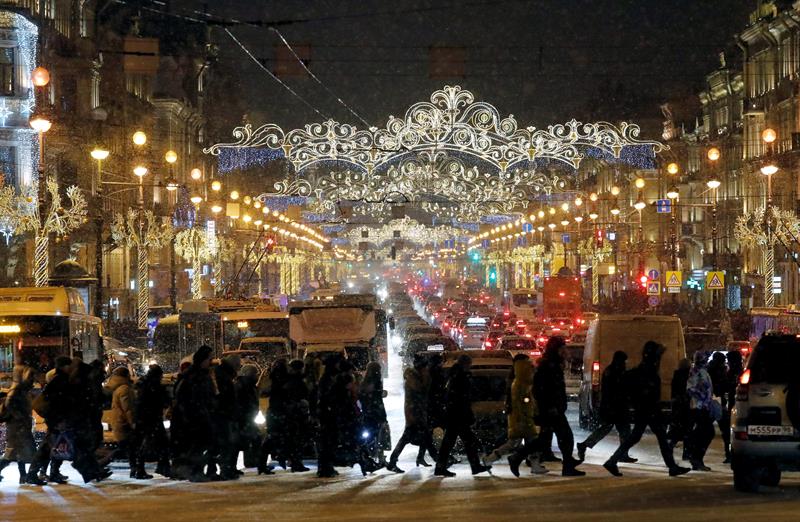 Vista de la avenida Nevsky, decorada con motivos navideños, en San Petersburgo, Rusia.