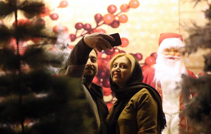 Personas se toman la selfie navideña en Irán.