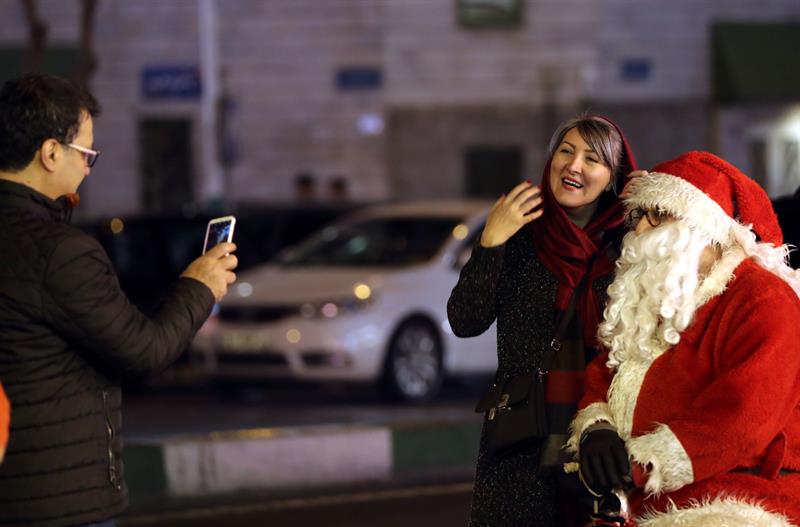 Papá Noel se toma fotos en una calle de Irán.