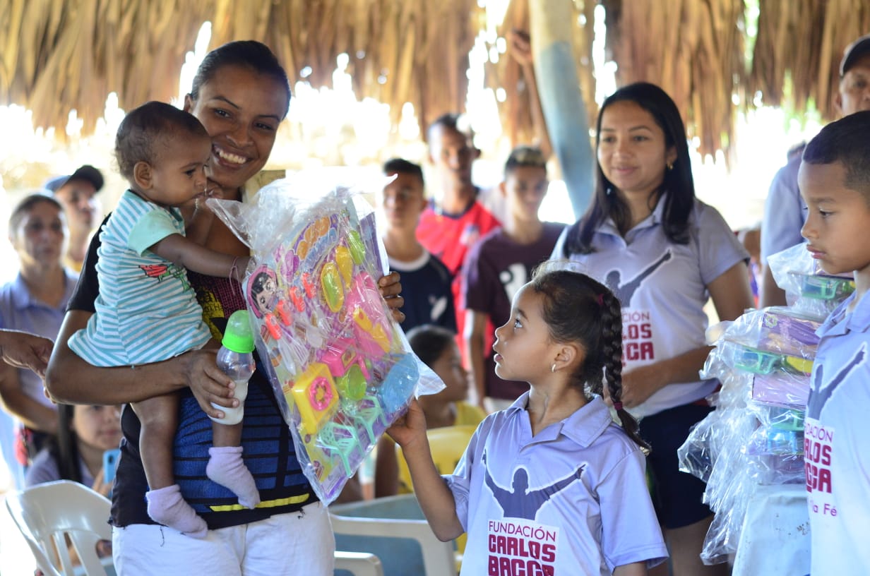 Una madre recibe con su bebé en brazos, regalo de la Fundación Carlos Bacca.