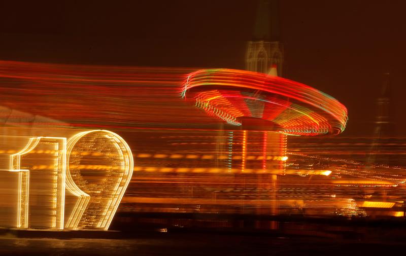  Fotografía de larga exposición muestra un carrusel iluminado para el Año Nuevo en la Plaza Roja de Moscú (Rusia).