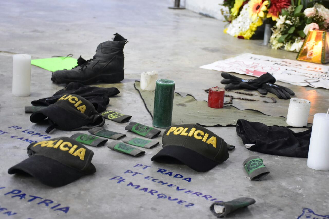Algunos de los objetos personales de los policías muertos en el atentado.