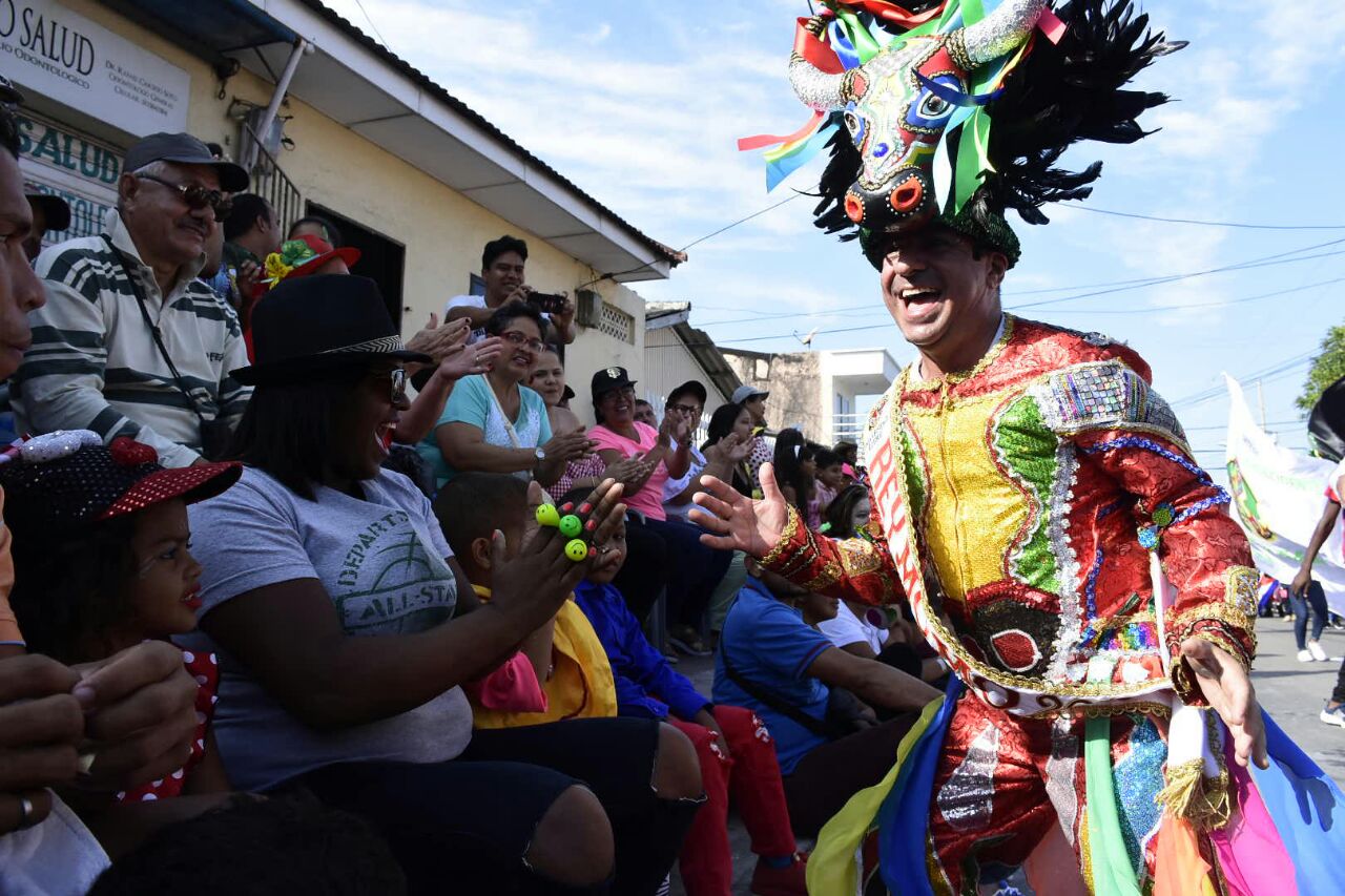 El Rey Momo Ricardo Sierra, como Danza del Torito en el Carnaval del suroccidcente.