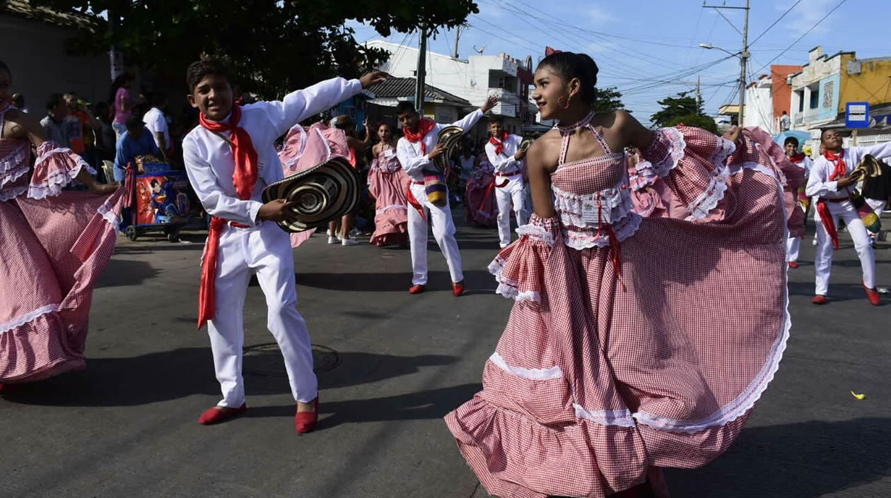 Cumbiambas juveniles bailaron este sábado en el Carnaval del Suroccidente.