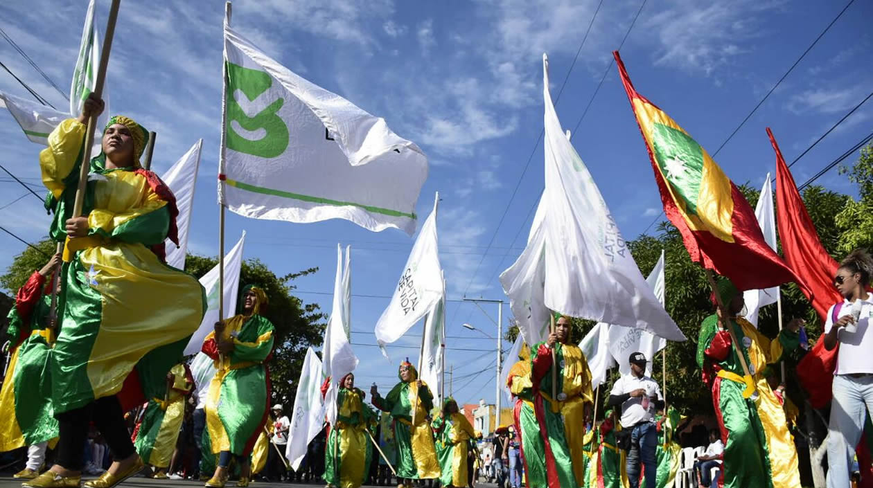 Las banderas de Barranquilla marcaron la apertura del desfile.